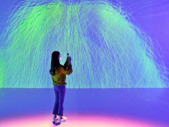 롯데백화점이 선보인 미디어아트 '그라운드 시소'. 롯데백화점 제공